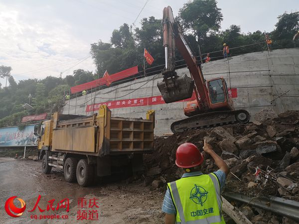 人民網(wǎng)報(bào)道；“路搶通啦，我們果農(nóng)高興慘了！”                                                                                                                                                                                             